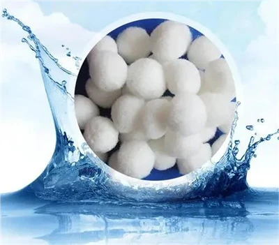 Materiale filtrante a sfera in fibra di filtrazione fine per un efficiente trattamento delle acque per la rimozione dell'olio nelle raffinerie di giacimenti petroliferi