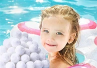Palline in fibra riutilizzabili bianche per una piscina perfetta